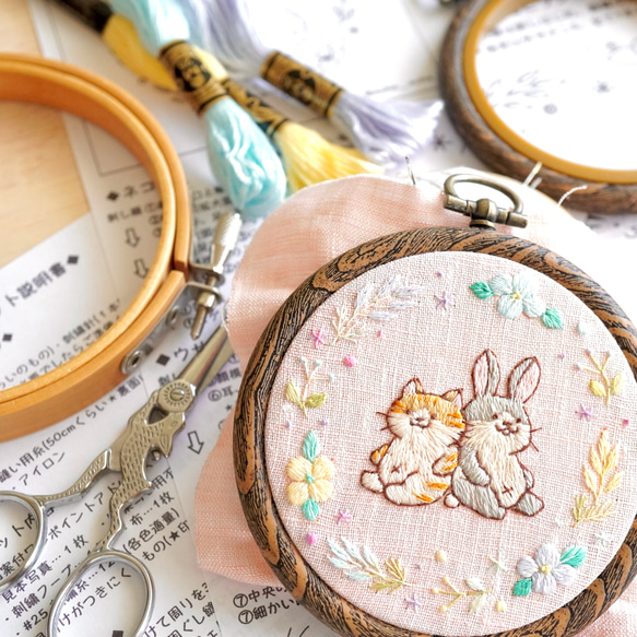 【刺繍キット】猫とウサギの仲良し刺繍キット 1枚目の画像