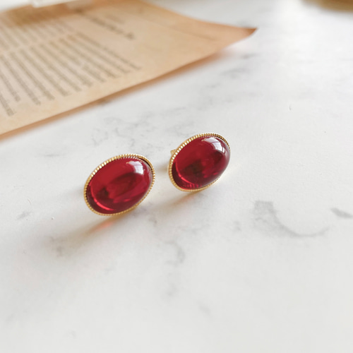 ルビー色オーバルスタッドピアス