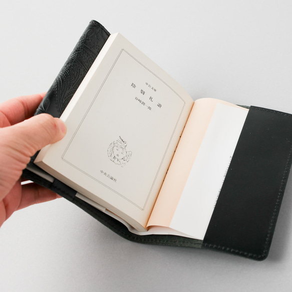 栃木レザー ペイズリー型押し ブックカバー 手帳カバーほぼ日手帳 A6 文庫サイズ 本革 ブックカバー 日本製 ブラック 3枚目の画像