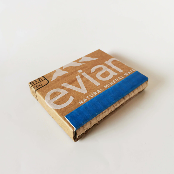 Card case evian blue 段ボール　カードケース 1枚目の画像