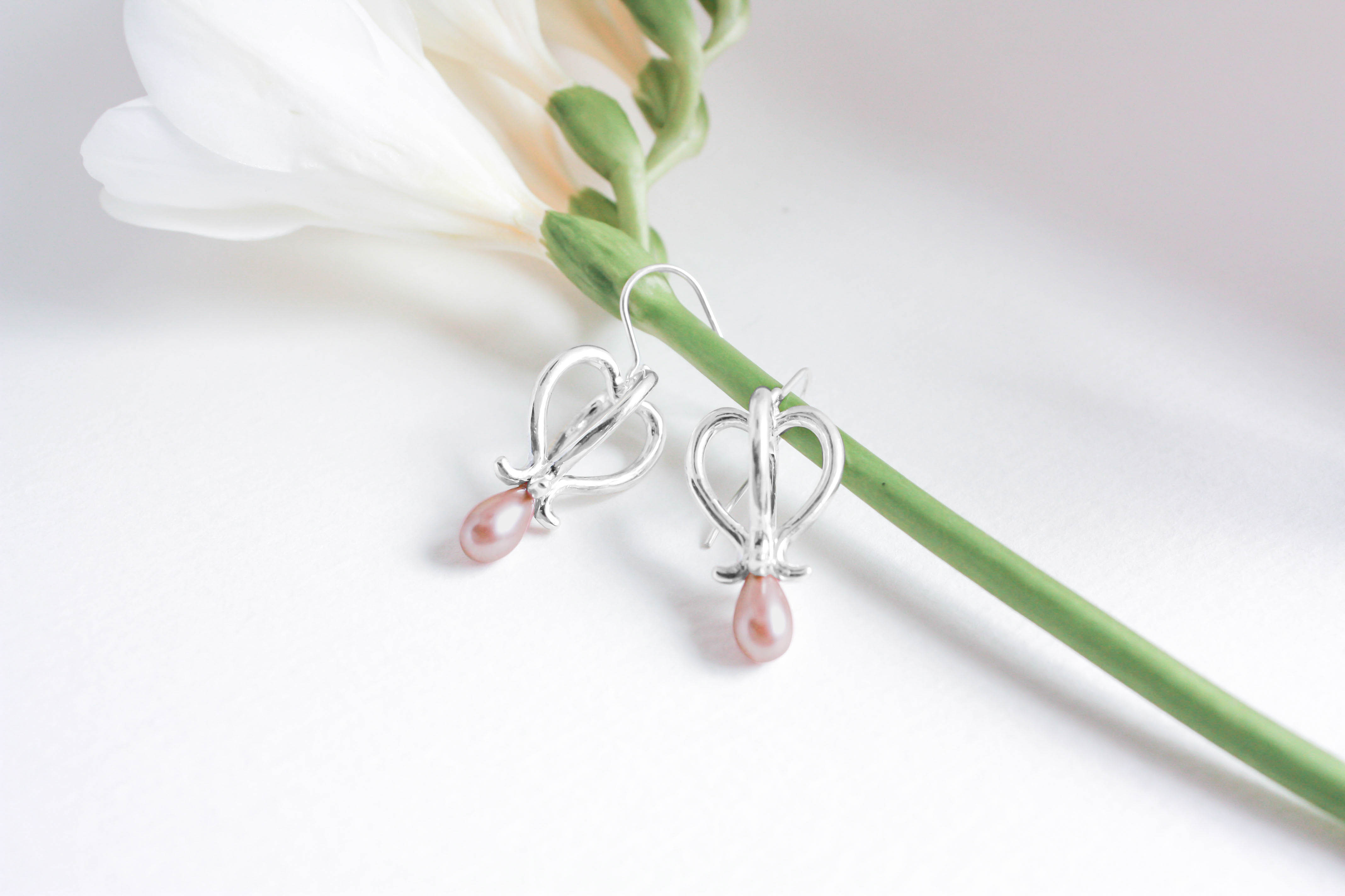 ゆらゆら揺れる Bleeding Heart ピアス