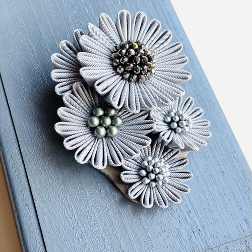 再販】つまみ細工＊ブローチ＊花＊グレー＊花束 ブローチ Mattina 通販 