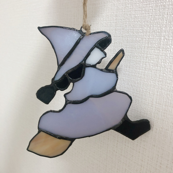 ハンドメイドのステンドグラス魔女のシルエット