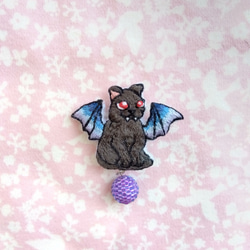 悪魔な猫の刺繍ブローチ　デビル　ビーズボールつき 2枚目の画像
