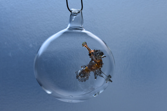 ガラスのサンキャッチャーオーナメント（タツノオトシゴ球） 3枚目の画像