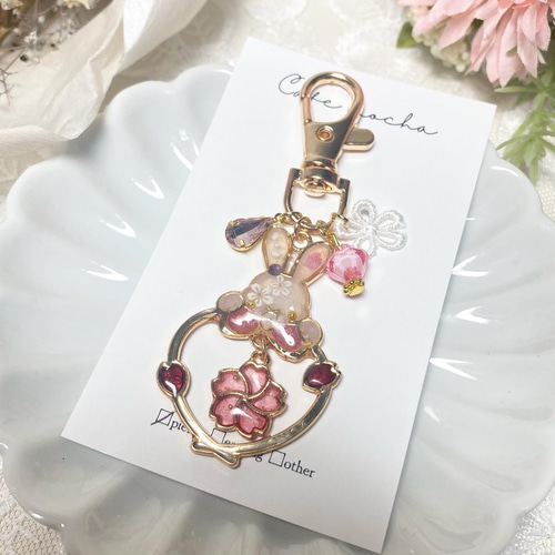 藍様おまとめ。レジン ブローチ キーホルダー うさぎ - メルカリ