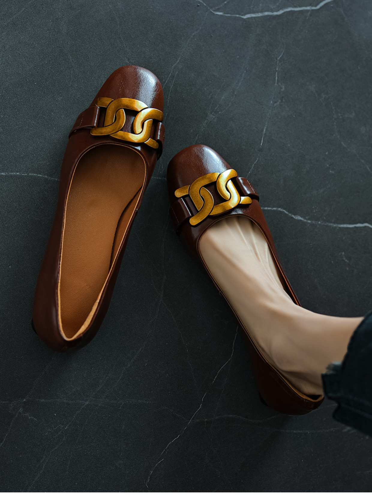 本革 フラットパンプス ぺたんこ靴 バレエシューズ バックル パンプス 柔らか 通勤 チェーン付き クッション 本革牛革