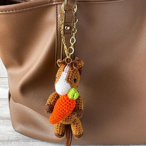 受注製作】人参大好き♡人参を持ったお馬さんバッグチャーム【栗毛