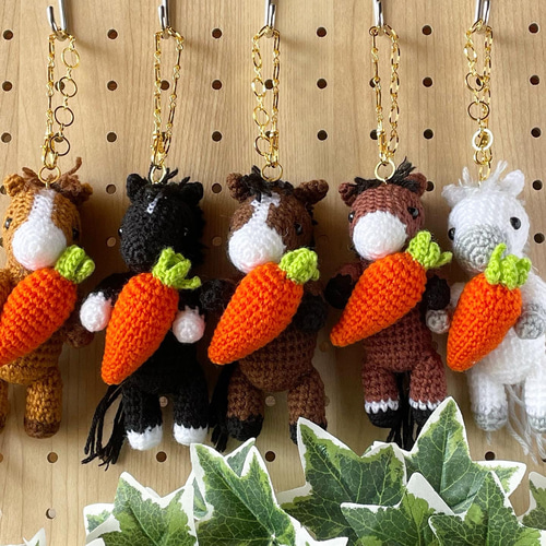 受注製作】人参大好き♡人参を持ったお馬さんバッグチャーム【栗毛