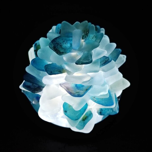 【海灯花】シーグラスのお花のランプシェード 青×藍  瑠璃（るり）アルコールインクアート ギフトラッピング対応 1枚目の画像