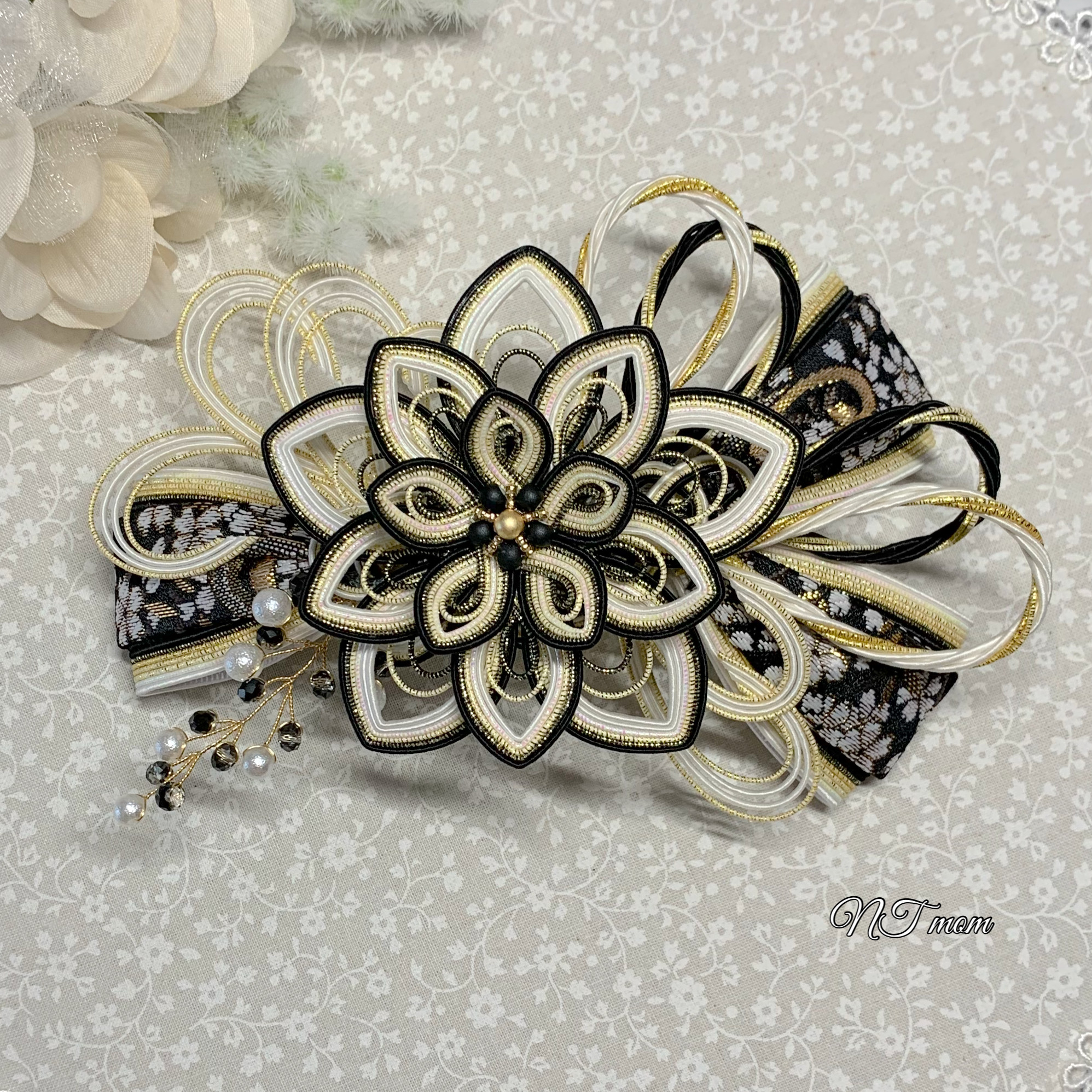 成人式卒業式結婚式・和装水引髪飾り・透かし華一輪・白黒金