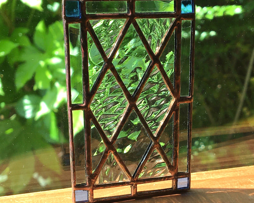 ステンドグラス「菱形紫枠」 ステンドグラス「菱形紫枠」 ステンドガラスの歴史とデザイン
