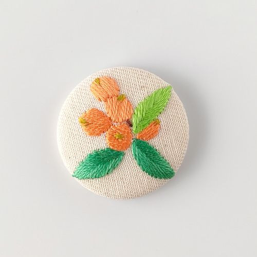 受注制作】枇杷のミニ刺繍ブローチ ブローチ かなちゃん手刺繍工房