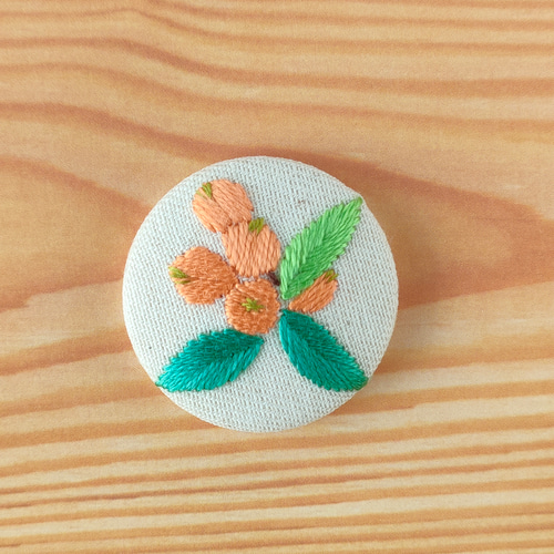 受注制作】枇杷のミニ刺繍ブローチ ブローチ かなちゃん手刺繍工房