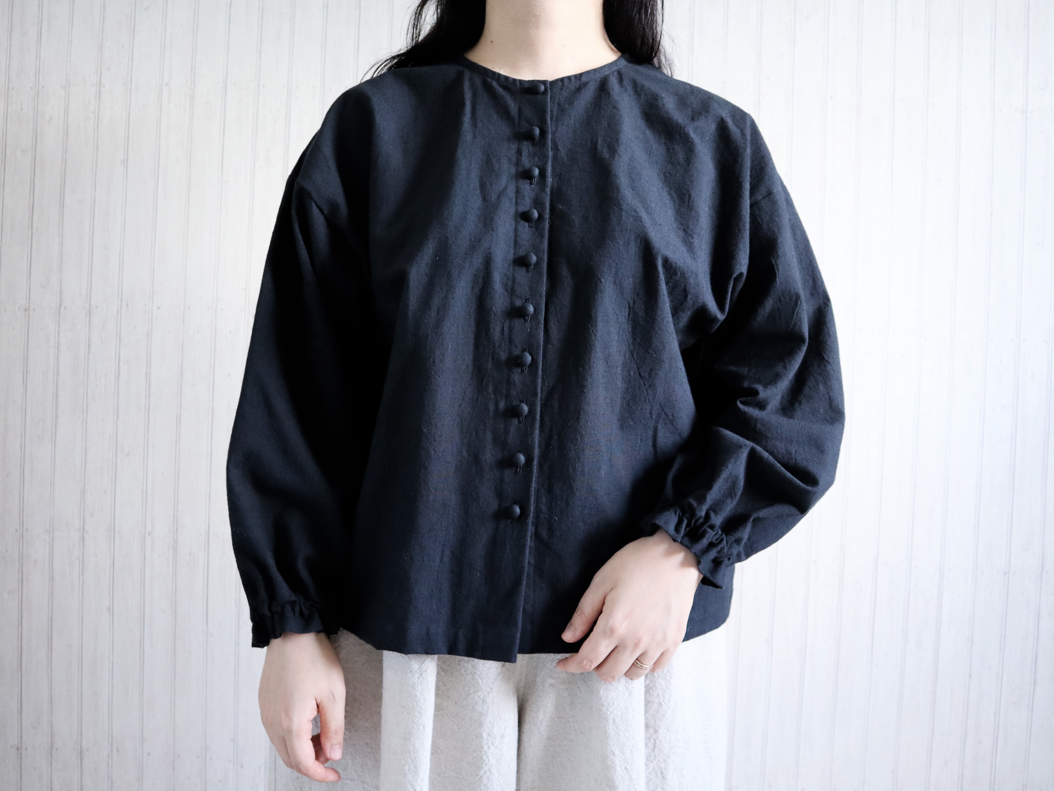 【受注製作】tidyブラウス(ブラック)｜低身長さんのためのナチュラル服ELLIE(エリー)