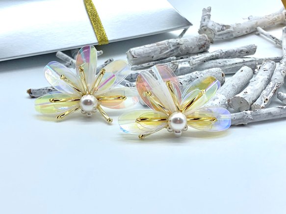スパンコールの花のイヤリング 3枚目の画像