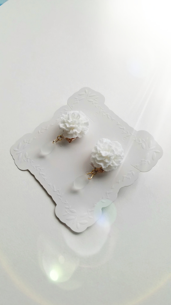 つまみ細工　白いお花とチェコビーズ　イヤリング/ピアス/ノンホールピアス 3枚目の画像