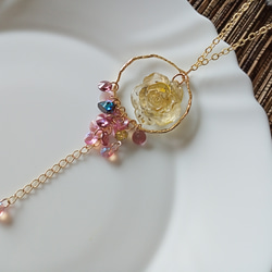 施華洛世奇水晶及鋯石項鍊，半透明的玫瑰花，14Kgf鍊條 第7張的照片