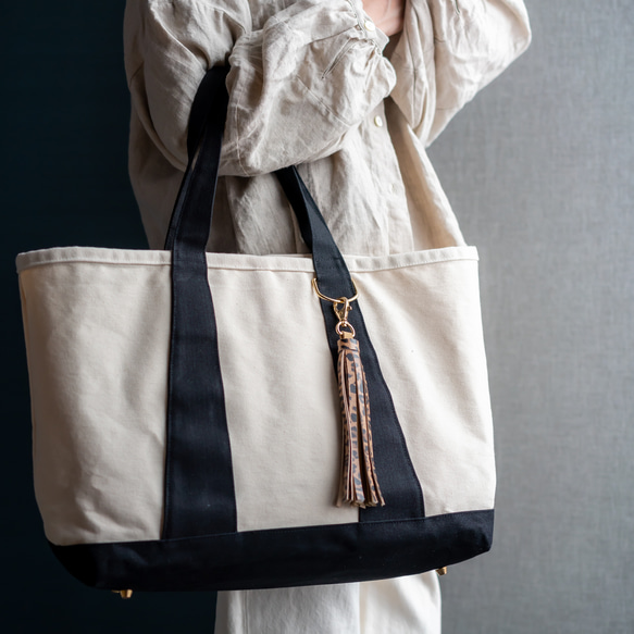 【超美品】タッセルトートショルダーバッグ TASSELトートバッグ両面Sサイズ BLACK×GREIGE ※ショルダー