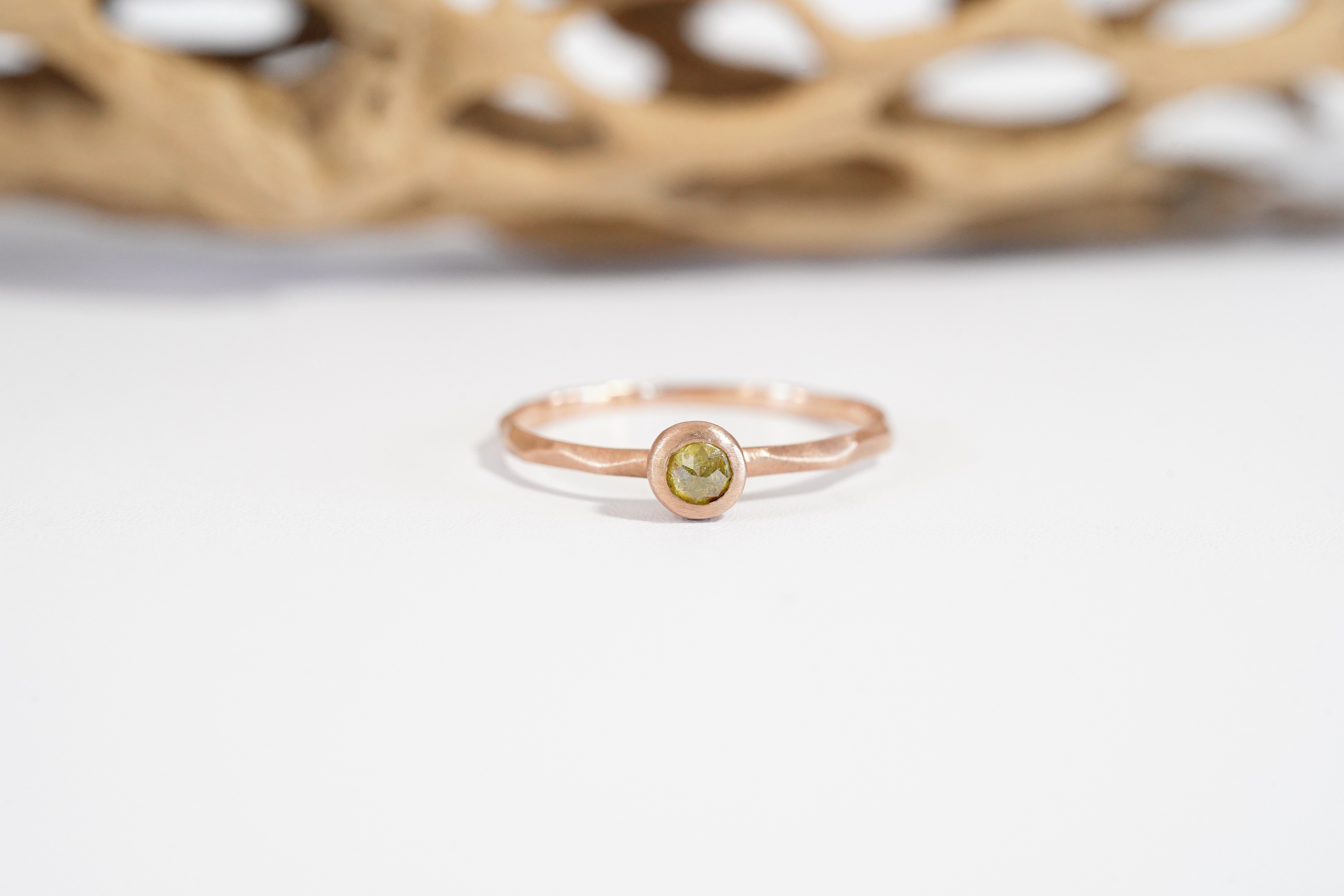 K10PG 『癒やしグリーン』ローズカット 天然ダイヤモンド リング