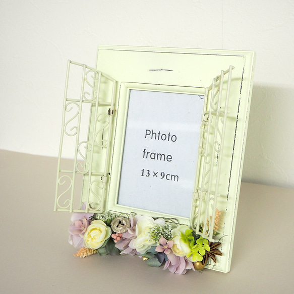 お花で飾るアンティーク フォトフレーム☆　L　ホワイトラナンキュラス 1枚目の画像