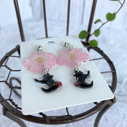 桜＆黒猫のイヤリング（ピアス）、受注制作　 2枚目の画像