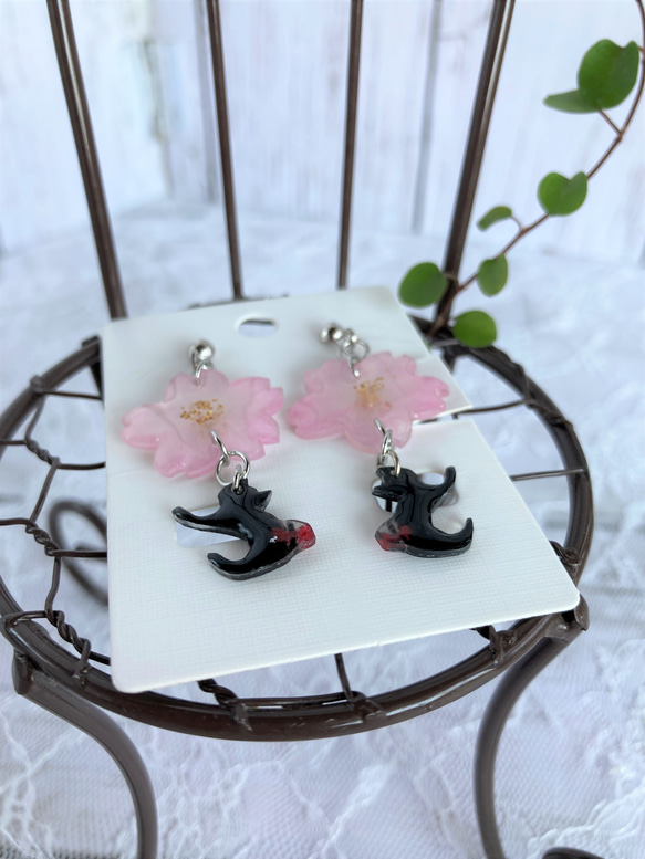 桜＆黒猫のイヤリング（ピアス）、受注制作　 2枚目の画像