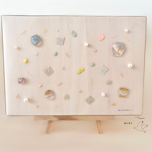 トレーシングペーパーと宝石の透明感が魅力のアート『Joias