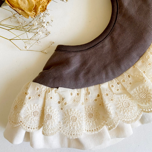 シンプル好きなママにおすすめ！シックなブラウンフリルスタイ