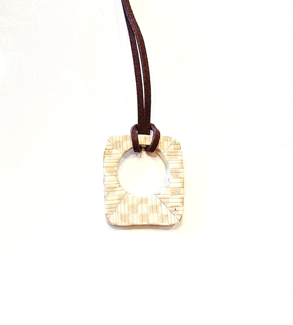 陶器・格子模様の四角い革紐ネックレス 1枚目の画像