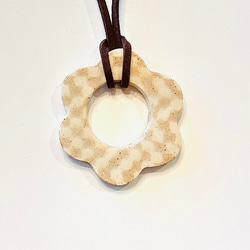 陶器・格子模様のお花の形の革紐ネックレス 2枚目の画像