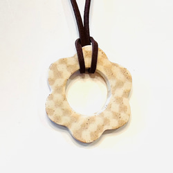 陶器・格子模様のお花の形の革紐ネックレス 1枚目の画像