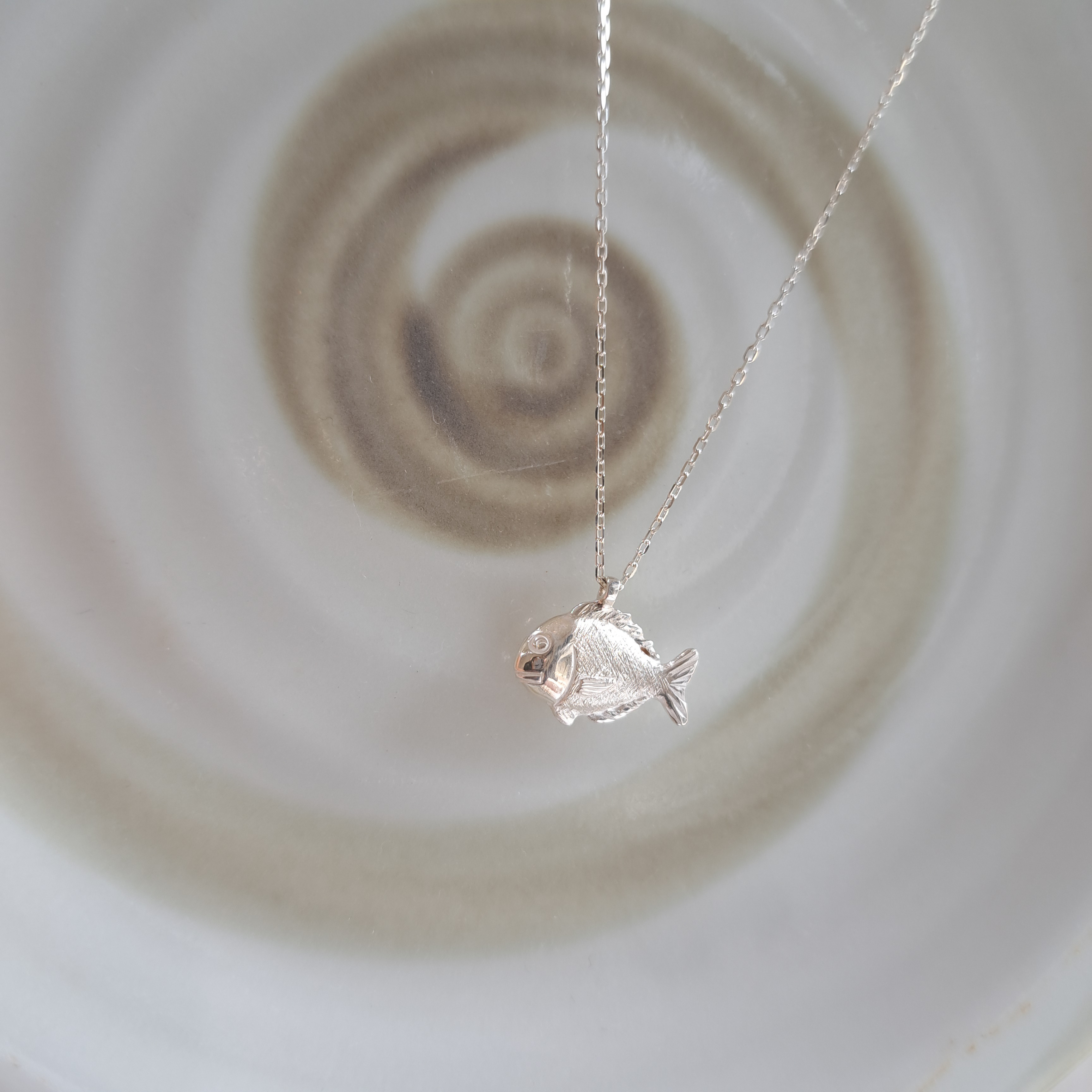 【 小さな 鯛 ネックレス 】鯛 たい焼き 釣り プレゼント 誕生日 お祝い 記念日 お正月 めで鯛 縁起物 京都 【 小さな 鯛 ネックレス 】鯛 たい焼き 釣り プレゼント 誕生日 お祝い 記念日 お正月 めで鯛 縁起物 京都