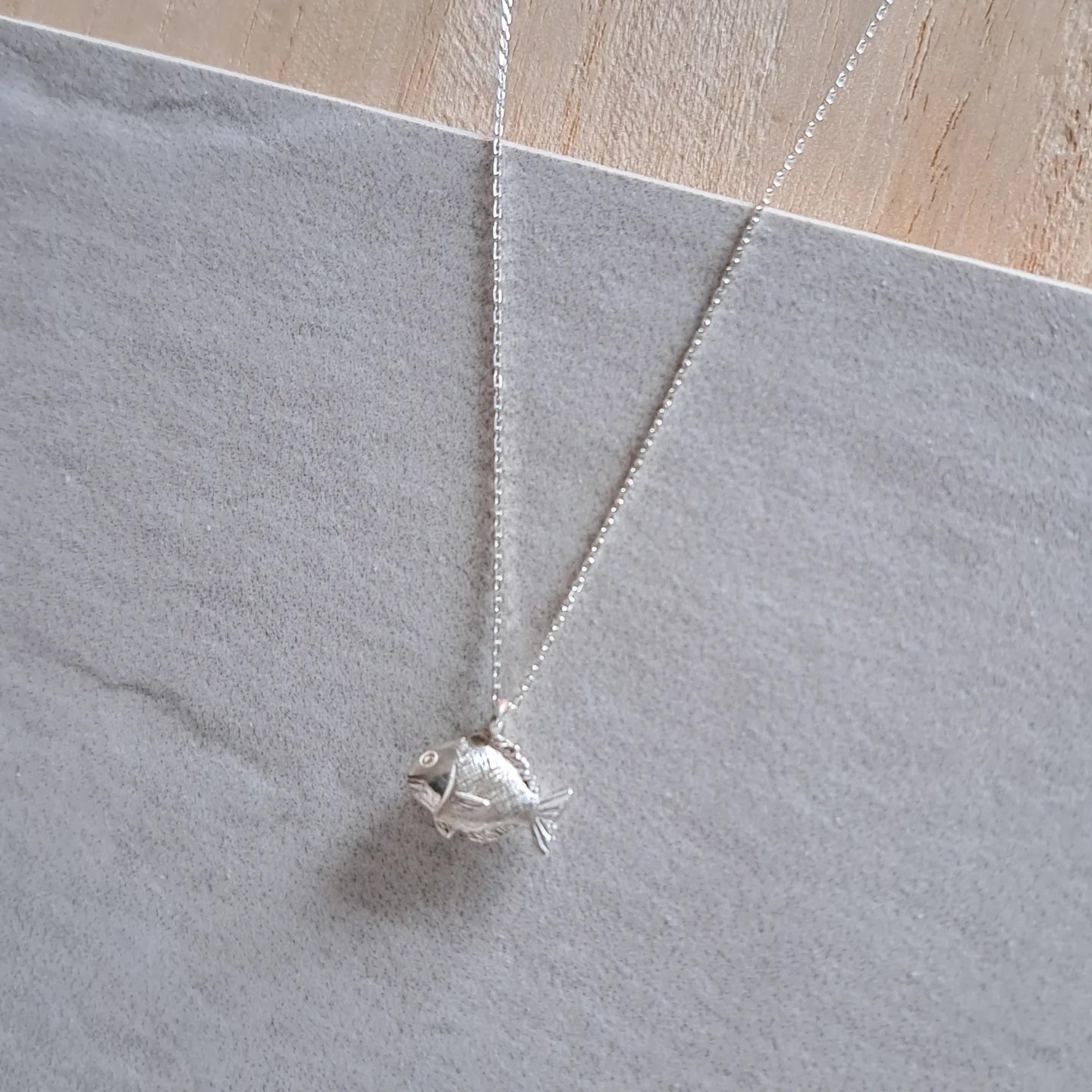 【 小さな 鯛 ネックレス 】鯛 たい焼き 釣り プレゼント 誕生日 お祝い 記念日 お正月 めで鯛 縁起物 京都 【 小さな 鯛 ネックレス 】鯛 たい焼き 釣り プレゼント 誕生日 お祝い 記念日 お正月 めで鯛 縁起物 京都