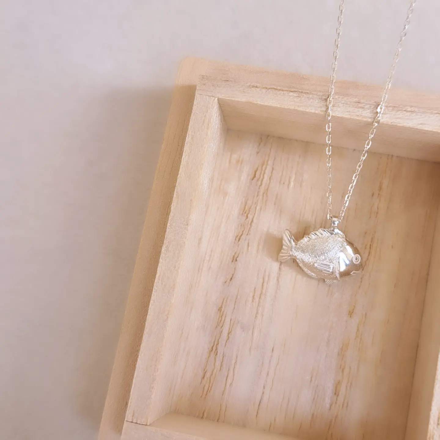 【 小さな 鯛 ネックレス 】鯛 たい焼き 釣り プレゼント 誕生日 お祝い 記念日 お正月 めで鯛 縁起物 京都 【 小さな 鯛 ネックレス 】鯛 たい焼き 釣り プレゼント 誕生日 お祝い 記念日 お正月 めで鯛 縁起物 京都