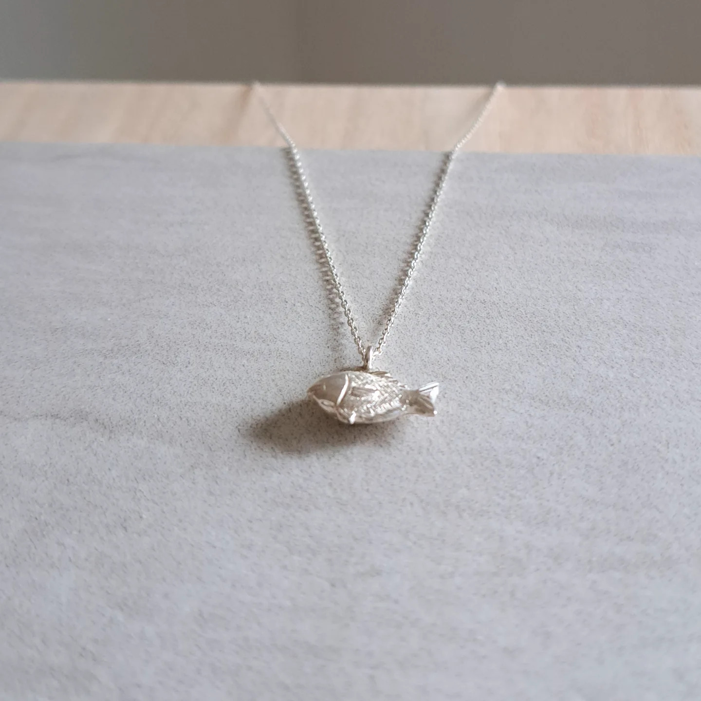 【 小さな 鯛 ネックレス 】鯛 たい焼き 釣り プレゼント 誕生日 お祝い 記念日 お正月 めで鯛 縁起物 京都 【 小さな 鯛 ネックレス 】鯛 たい焼き 釣り プレゼント 誕生日 お祝い 記念日 お正月 めで鯛 縁起物 京都