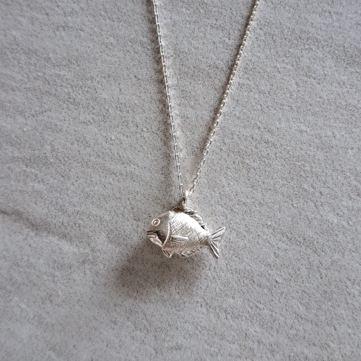 【 小さな 鯛 ネックレス 】鯛 たい焼き 釣り プレゼント 誕生日 お祝い 記念日 お正月 めで鯛 縁起物 京都