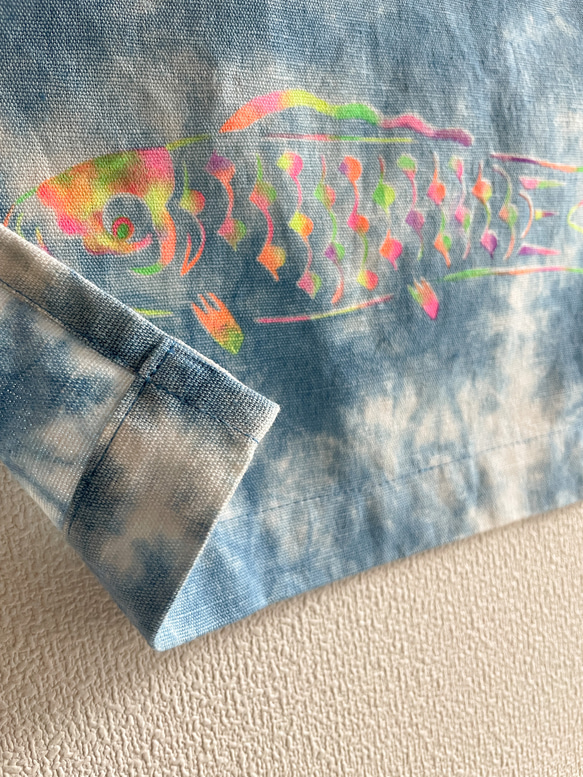 送料無料 　レインボー鯉のぼり 泥染めコットンリネンの小さめミニタペストリー 型摺り染 6枚目の画像