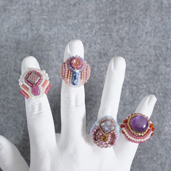 おしゃべりな指輪72　フリーサイズ　ビーズ刺繍のリング　パープル　まる　マルチカラー 6枚目の画像