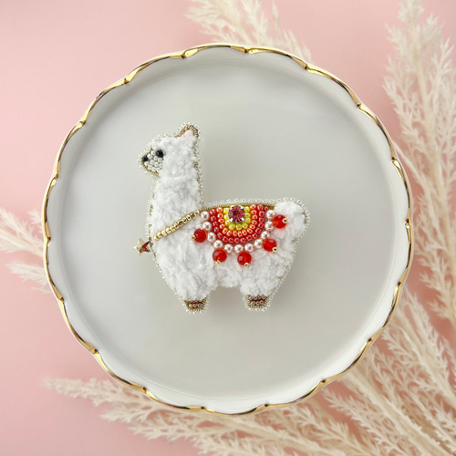 ビーズ刺繍 アルパカブローチ（ホワイト） ブローチ Zatto 通販