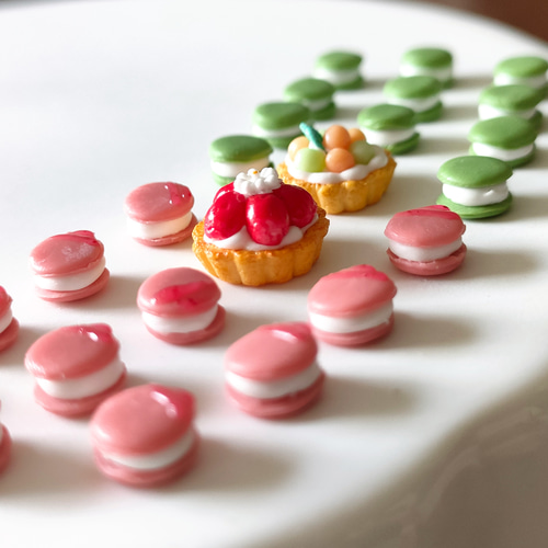 大きな茶色ステッチリボンと抹茶色の苺のピアス♡和菓子 抹茶とあんこをイメージして とろける抹茶🍃、溢れるベリー🫐〟 チーズと抹茶が本気を出した