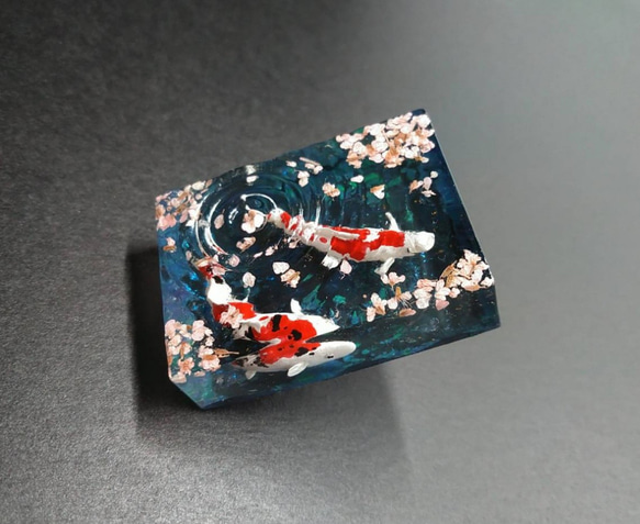 桜舞い散る錦鯉の池　波紋レジン　アクセサリー(ご希望に合わせてキーホルダーやブローチに♡) 2枚目の画像