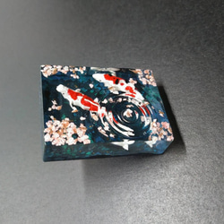 桜舞い散る錦鯉の池　波紋レジン　アクセサリー(ご希望に合わせてキーホルダーやブローチに♡) 3枚目の画像