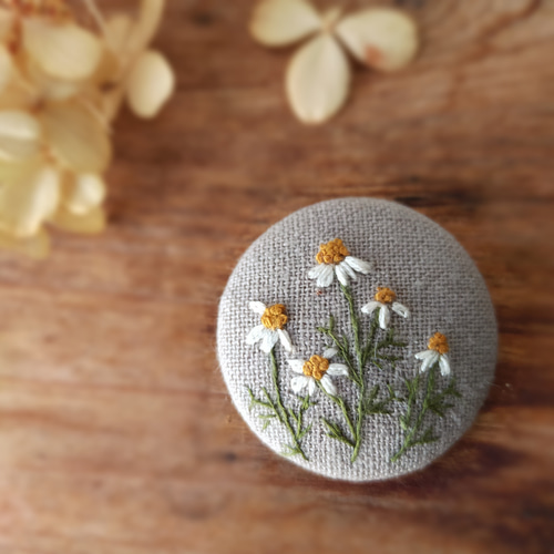 カモミール】 手刺繍ブローチ 38mm グレー Cタイプ ブローチ wire+ 