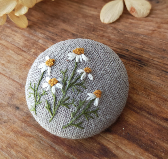 【カモミール】 手刺繍ブローチ 38mm グレー Cタイプ 6枚目の画像