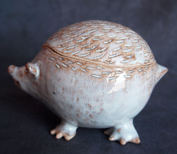 ハリネズミの陶器製入れ物 2枚目の画像