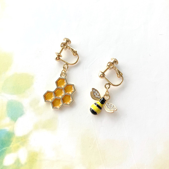 蜂とハニカムのイヤリング （ ハチ 蜂の巣 ビジュー レジン