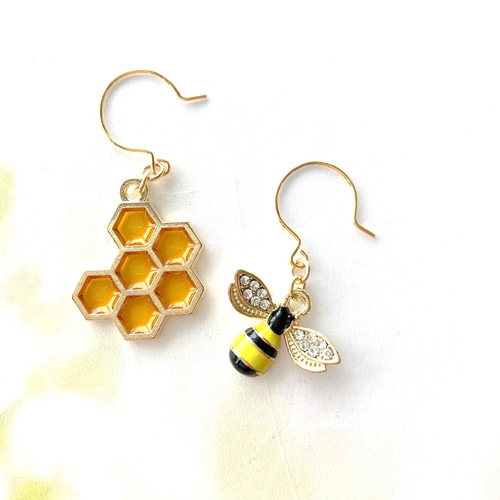 蜂とハニカムのピアス ( ハチ 蜂の巣 ビジュー レジン オレンジ 蜂とハニカムのピアス ( ハチ 蜂の巣 ビジュー レジン オレンジ