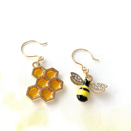 蜂とハニカムのピアス （ ハチ 蜂の巣 ビジュー レジン オレンジ