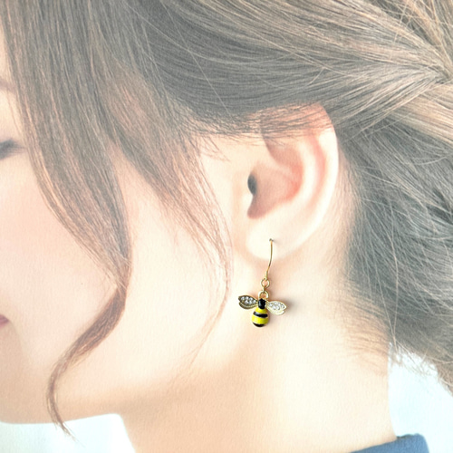 蜂とハニカムのピアス （ ハチ 蜂の巣 ビジュー レジン オレンジ
